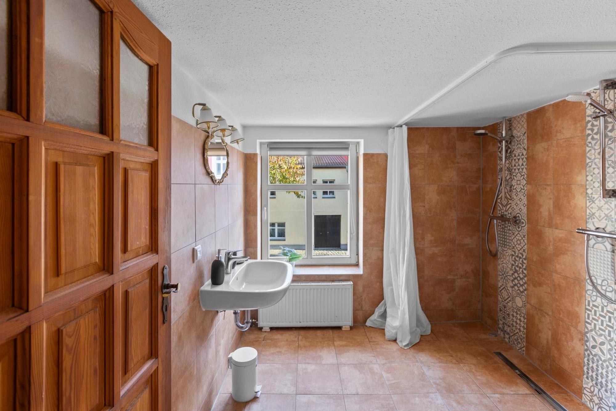 Sabina Monteurwohnung I 75 Zoll Tv I Kueche I Bad I Backofen I Apartment