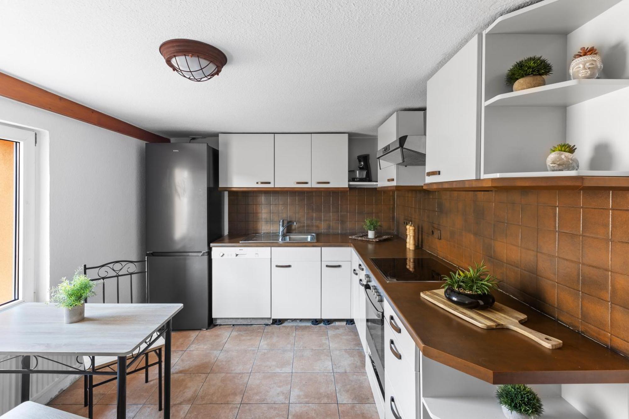 Apartment Sabina Monteurwohnung I 75 Zoll Tv I Kueche I Bad I Backofen I Trebbin